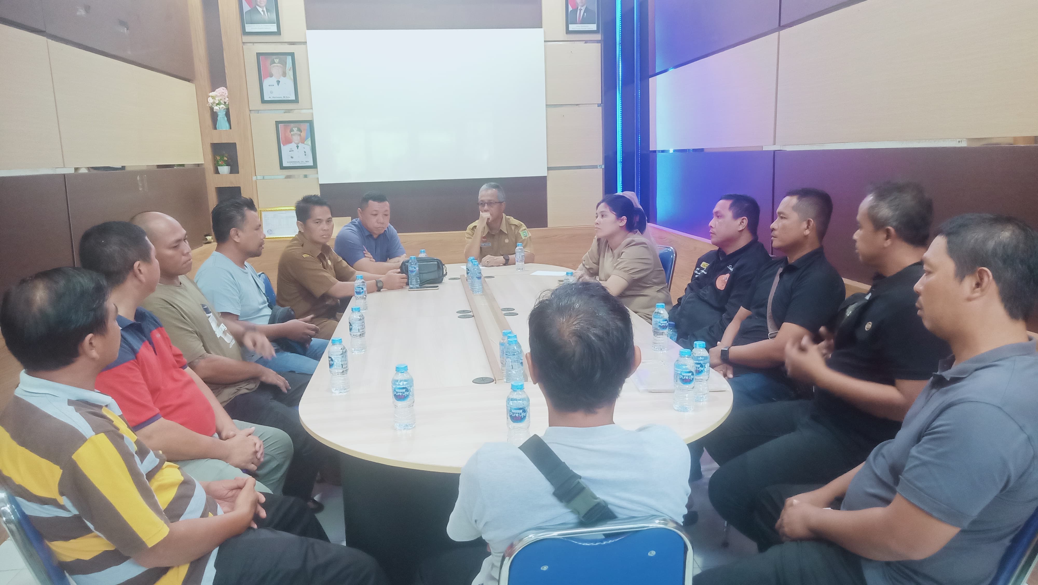 Karyawan PT Sasmita Bumi Wijaya (SBW) saat mengadukan keluhan PHK sepihak, Selasa (21/1).
