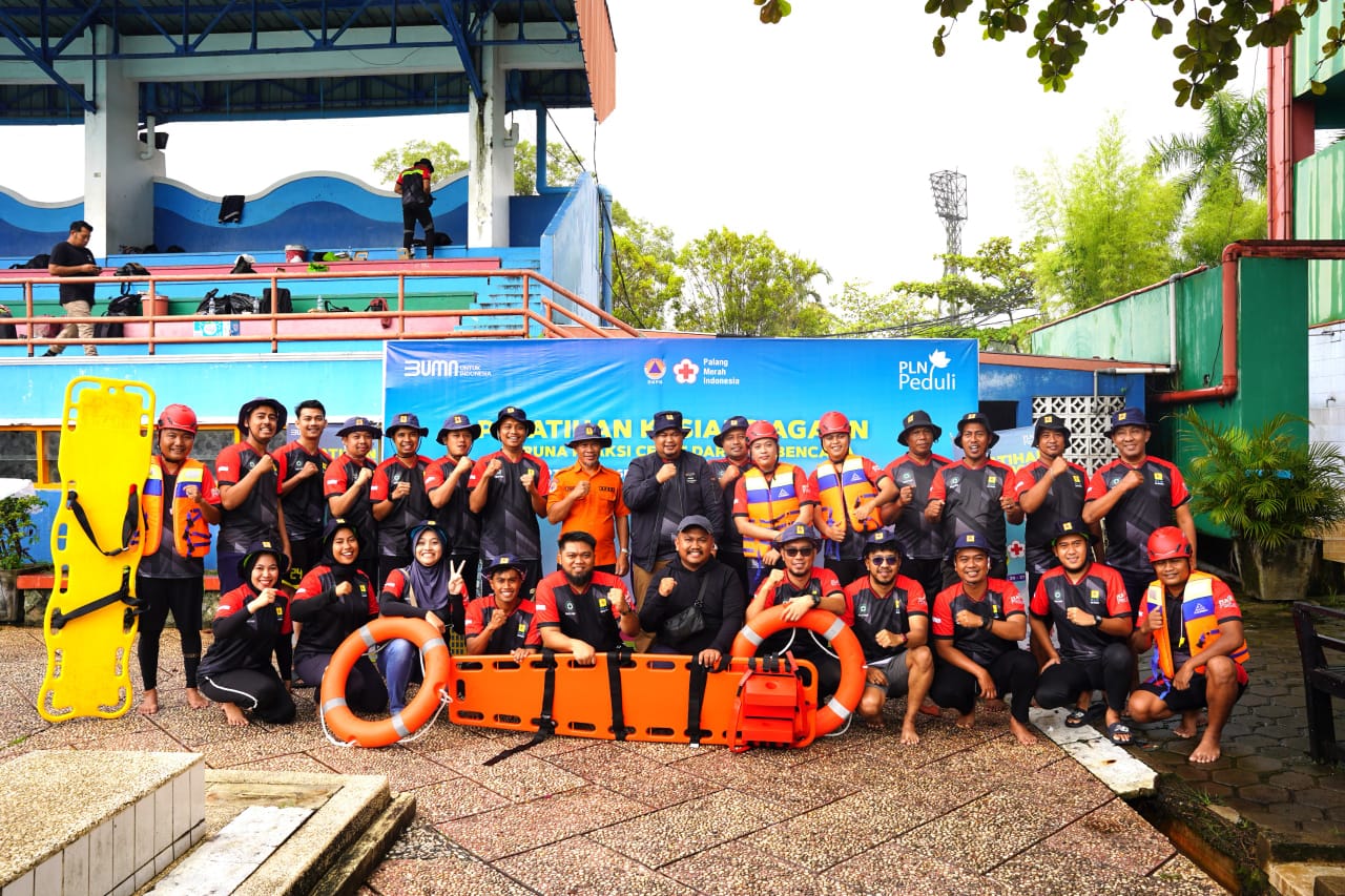 Foto Bersama Peserta Pelatihan Tim Tanggap Darurat Bencana PLN UID Kalimantan Barat bersama Tim BPBD, Tim Basarnas, dan Tim PMI Pontianak.
