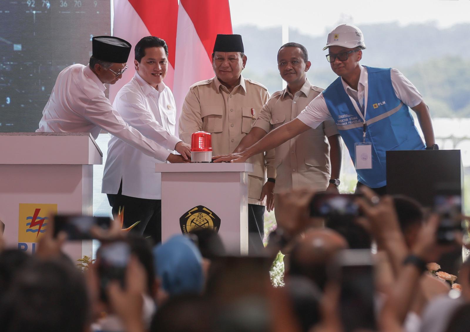 Presiden RI, Prabowo Subianto didampingi Menteri ESDM, Bahlil Lahadalia, Menteri BUMN, Erick Thohir, Menteri PU, Dody Hanggodo, dan Dirut PLN Darmawan Prasodjo saat meresmikan 37 proyek kelistrikan.