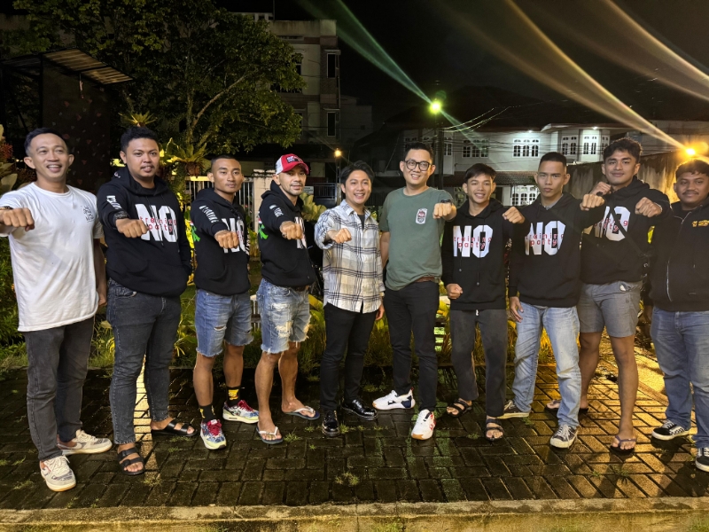 Tim Combat Sport Pontianak Komunitas Tarung berfoto bersama sebelum berangkat mengikuti Open Turnament Degocoh Night Show di Sintang, 23-24 Januari 2025.