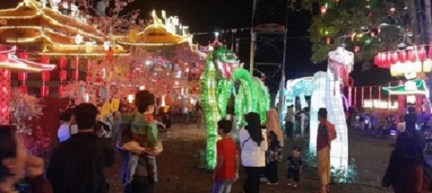 DIHIAS : Warga ramaikan halaman kelenteng Sam Bong Dja yang sudah dihias cantik.
