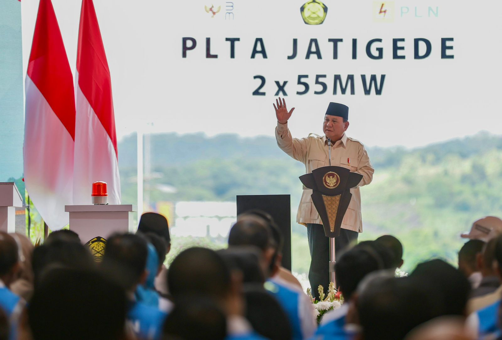 Dalam sambutannya, Presiden Prabowo menyatakan kebanggaannya atas diresmikannya 37 proyek ketenagalistrikan.