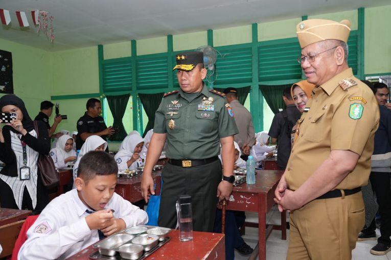 Pangdam XII/Tanjungpura Mayjen TNI Jamallulael bersama Pj Gubernur Kalbar dan sejumlah pihak lainnya memantau pelaksanaan Program MBG di SMP Negeri 9, Pontianak pada Senin (20/1).