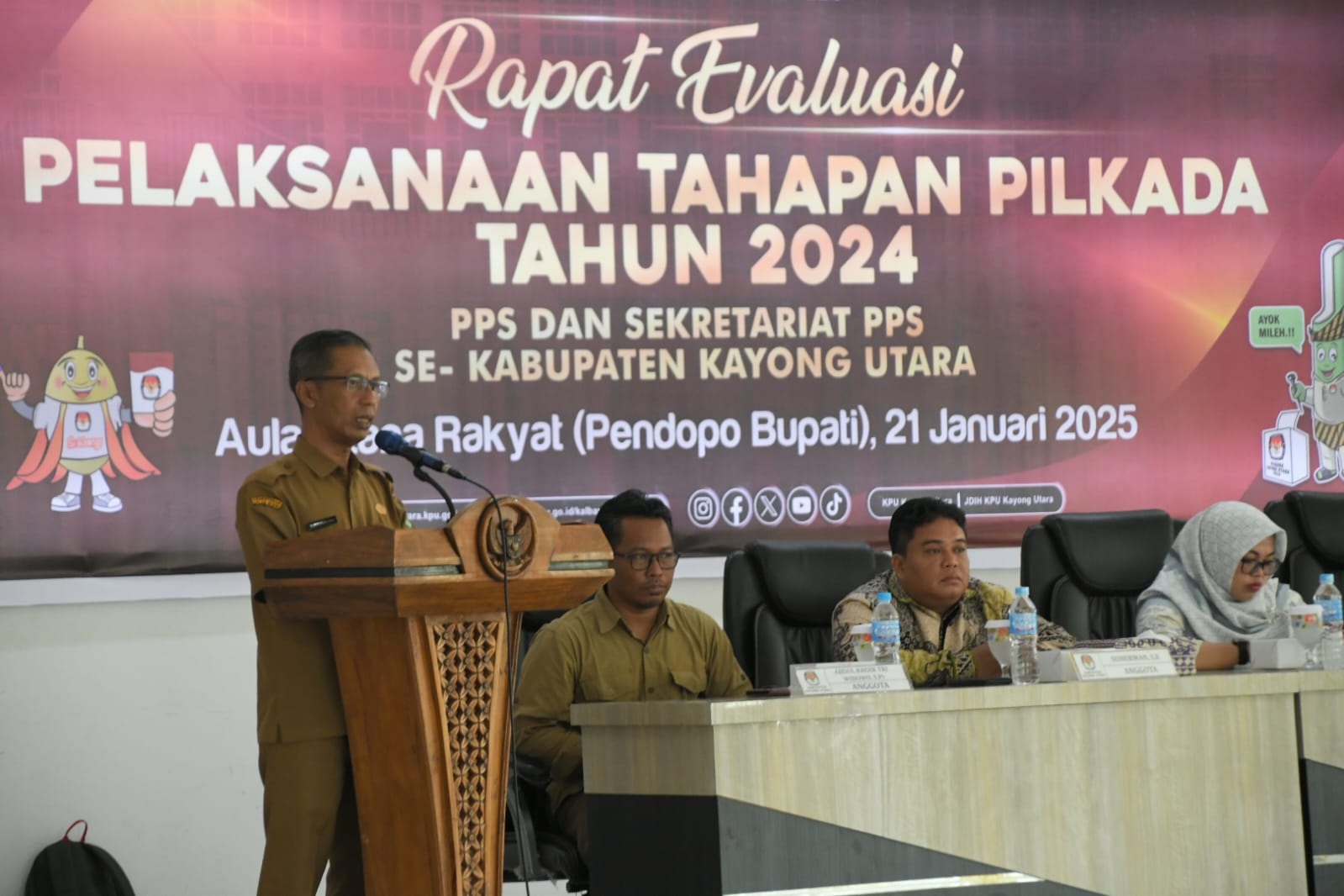 EVALUASI : Penjabat Sekretaris Daerah Kabupaten Kayong Utara Rene Rienaldy, pada Rapat Evaluasi Badan Adhoc Pilkada Serentak 2024, Pondopo Bupati, Sukadana, Selasa (21/1).