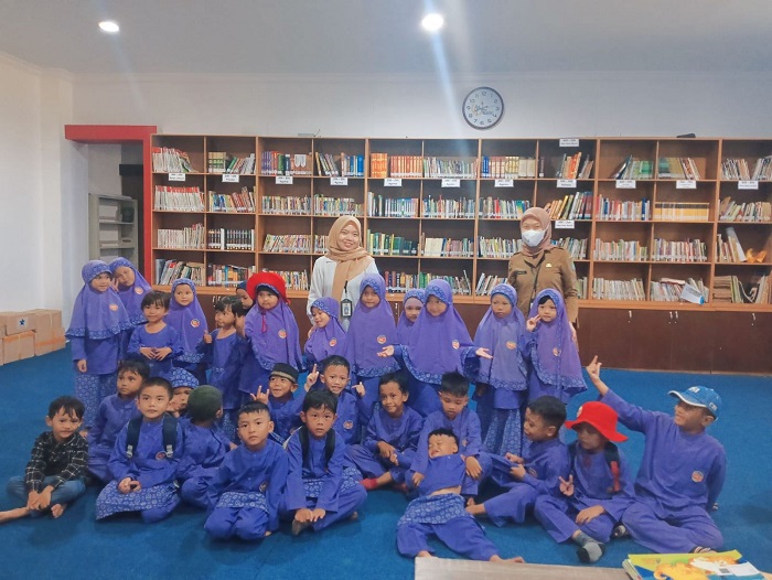 STANDAR PISA: Perpustakaan Masjid Agung Al-Ikhlas Ketapang telah memenuhi standarisasi Pusat Informasi Sahabat Anak atau PISA.