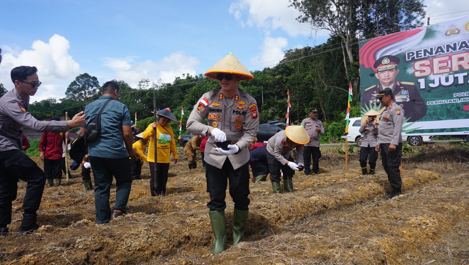 TANAM: Dari Polda Kalbar saat meninjau persiapan penanaman jagung serentak di Kapuas Hulu.