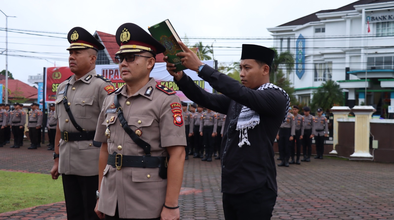 RESMI: Pengambilan sumpah dan jabatan Wakapolres Kapuas Hulu pada acara Sertijab di Polres Kapuas Hulu.
