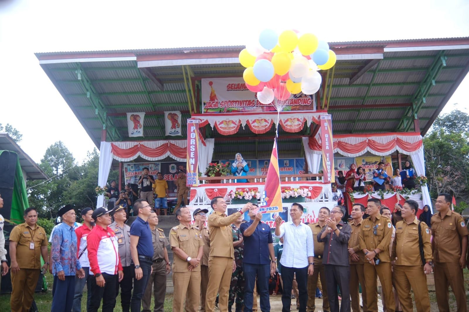 PEMBUKAAN: Bupati Kapuas Hulu Fransiskus Diaan saat membuka kegiatan O2SN dan FLS2N di Kecamatan Bunut Hulu.