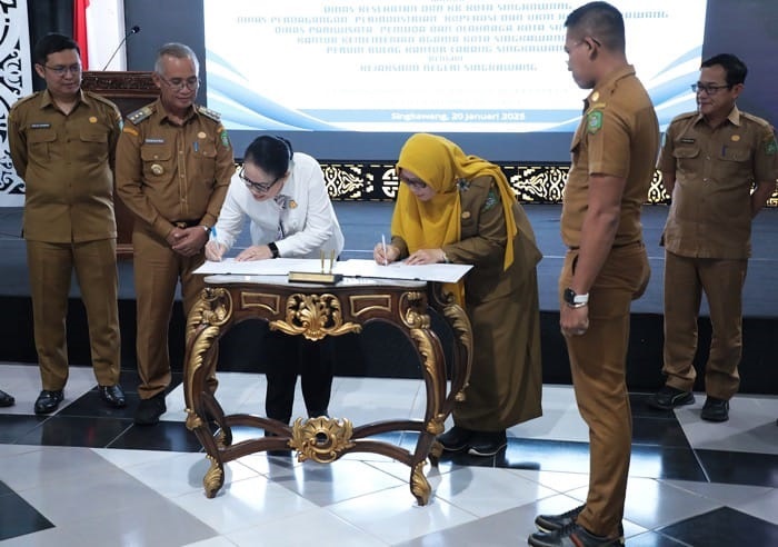 TANDA TANGAN: Pj Wali Kota dan Kajari Singkawang menandatangani perjanjian kerja sama tentang masalah hukum di bidang Perdata dan TUN.