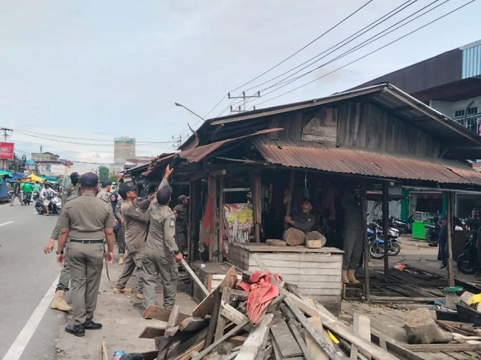 BONGKAS KIOS: Satpol PP Kabupaten Kubu Raya melakukan pembongkaran kios di Pasar Melati, Desa Parit Baru, Kecamatan Sungai Raya, pada Senin (20/1).
