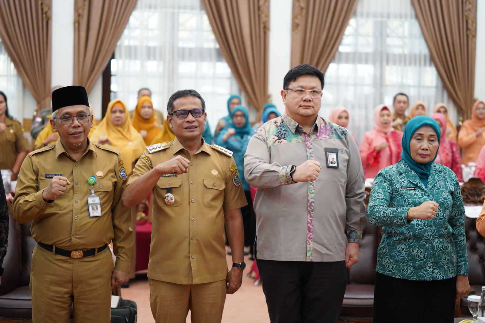 BIMTEK: Pj Wali Kota Pontianak Edi Suryanto (tengah) didampingi Sekretaris Daerah Kota Pontianak Amirullah (kanan) dan Plh Direktur Pembinaan Peran Serta Masyarakat KPK RI Fries Mount Wongso.