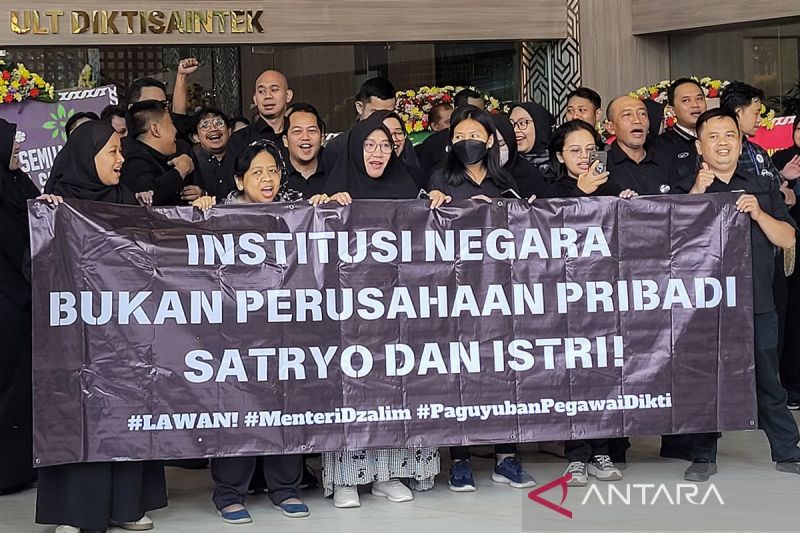 POLEMIK: Sejumlah ASN Kemdiktisaintek membentangkan spanduk saat berunjuk rasa di Kantor Kemdiktisaintek, Jakarta, Senin (20/1).