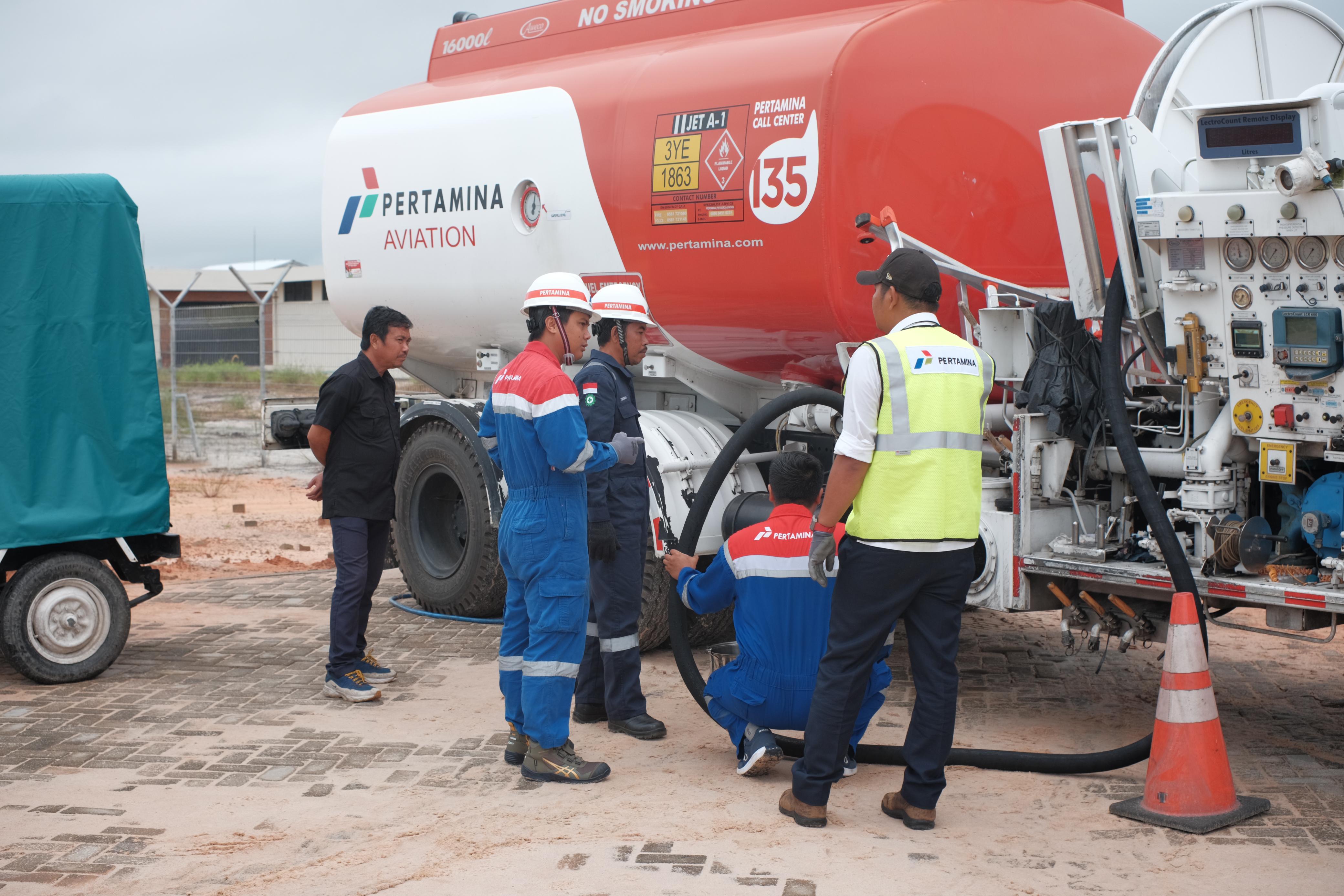 Pertamina Patra Niaga melakukan pengisian avtur di Bandara Singkawang.