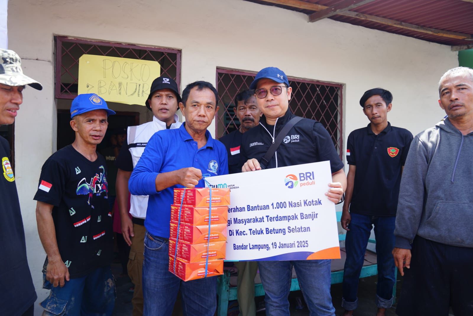 BRI Bandar Lampung saat menyerahkan bantuan kepada masyarakat yang terdampak banjir, Senin (20/1/2025).