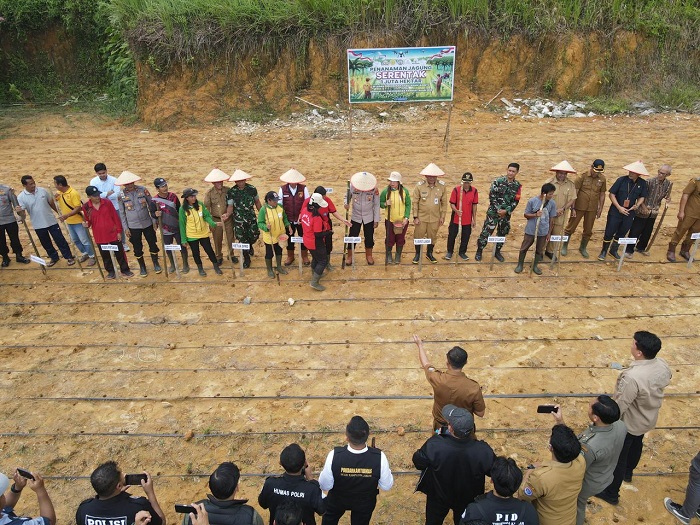 TANAM PERDANA: Polres Landak bersama sejumlah instansi mulai menjalankan program swasembada pangan dengan penanaman jagung serentak di Desa Pawis, Kecamatan Jelimpo, pada Selasa (21/1).