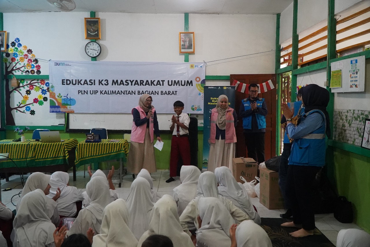 EDUKASI: Jajaran management dari PLN UIP KLB sedang menyampaikan materi tentang manfaat dan bahaya listik kepada siswa.