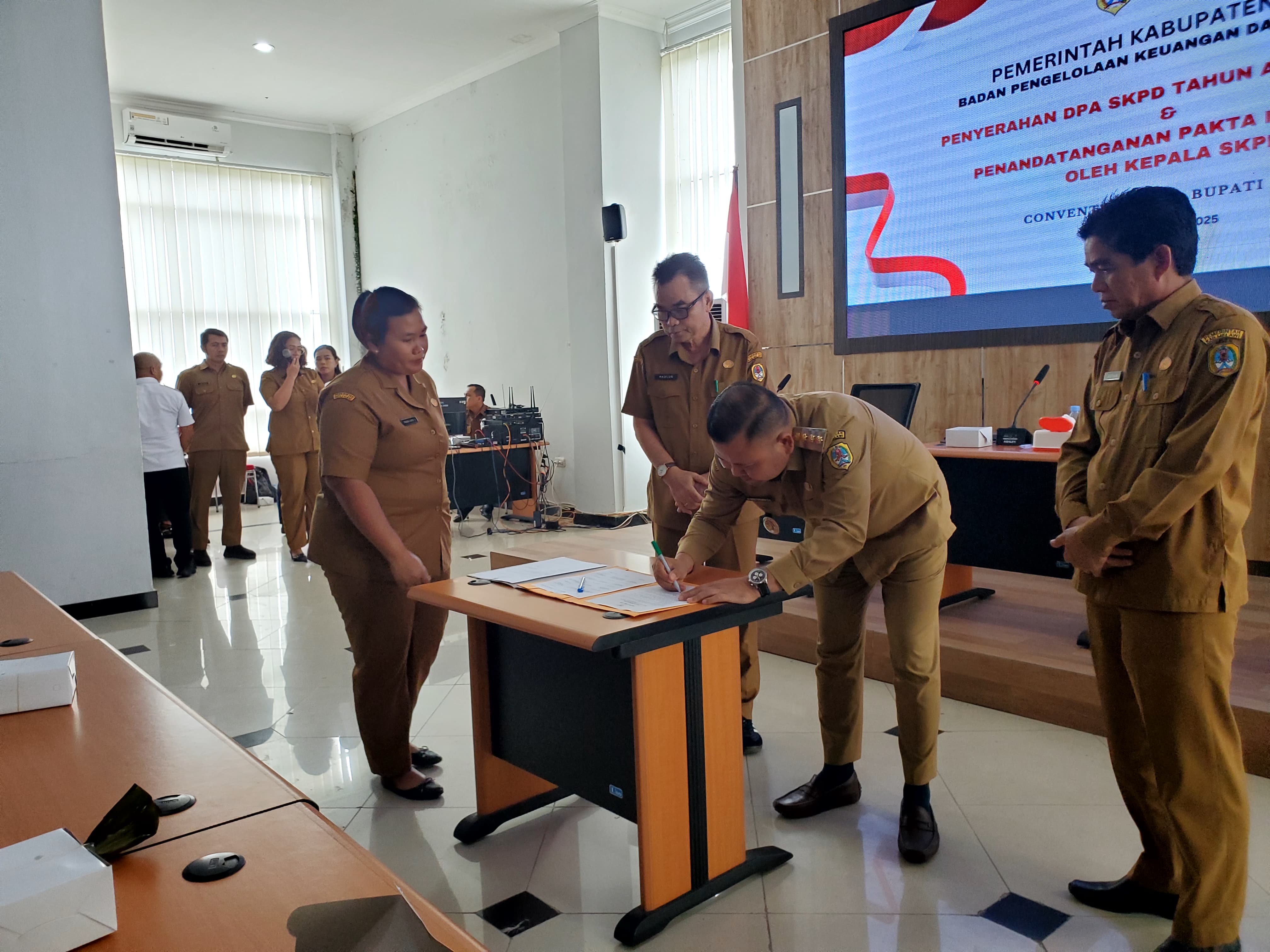 DPA : Bupati Melawi&nbsp; H. Dadi Sunarya Usfa Yursa menandatangani Pakta Integeritas Penyerahan Dokumen Pelaksanaan Anggaran (DPA) TA. 2025 di Convention Hall Kantor Bupati Melawi, Senin (20/1).