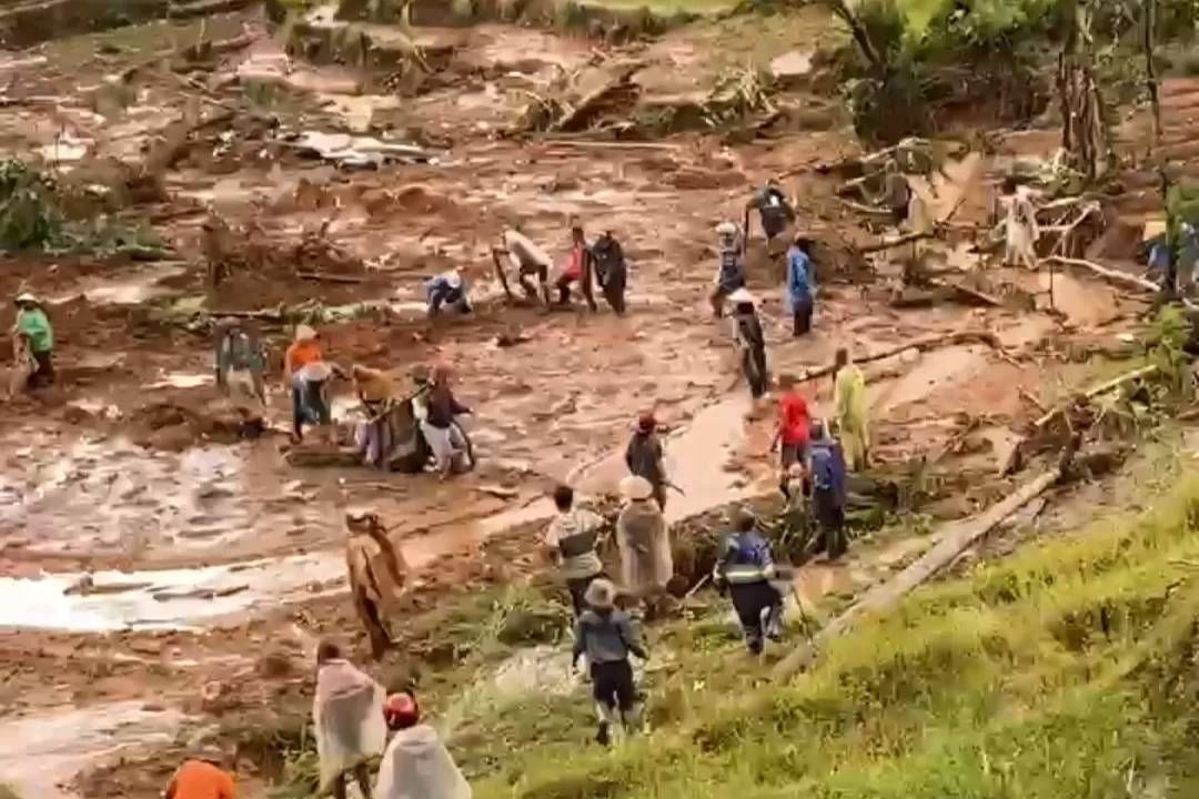 Bencana banjir bandang dan longsor di Pekalongan Jawa Tengah, Selasa (21/1).