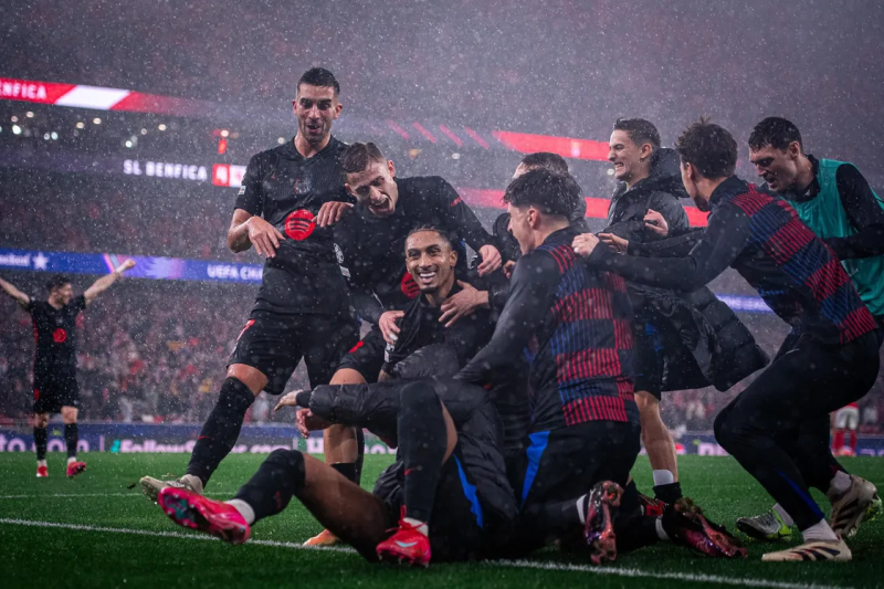 Pemain Barcelona merayakan gol kemenangan penyerang sayap Raphinha melawan Benfica di menit akhir pada lama ketujuh Liga Champions Rabu (22/1) dini hari WIB.