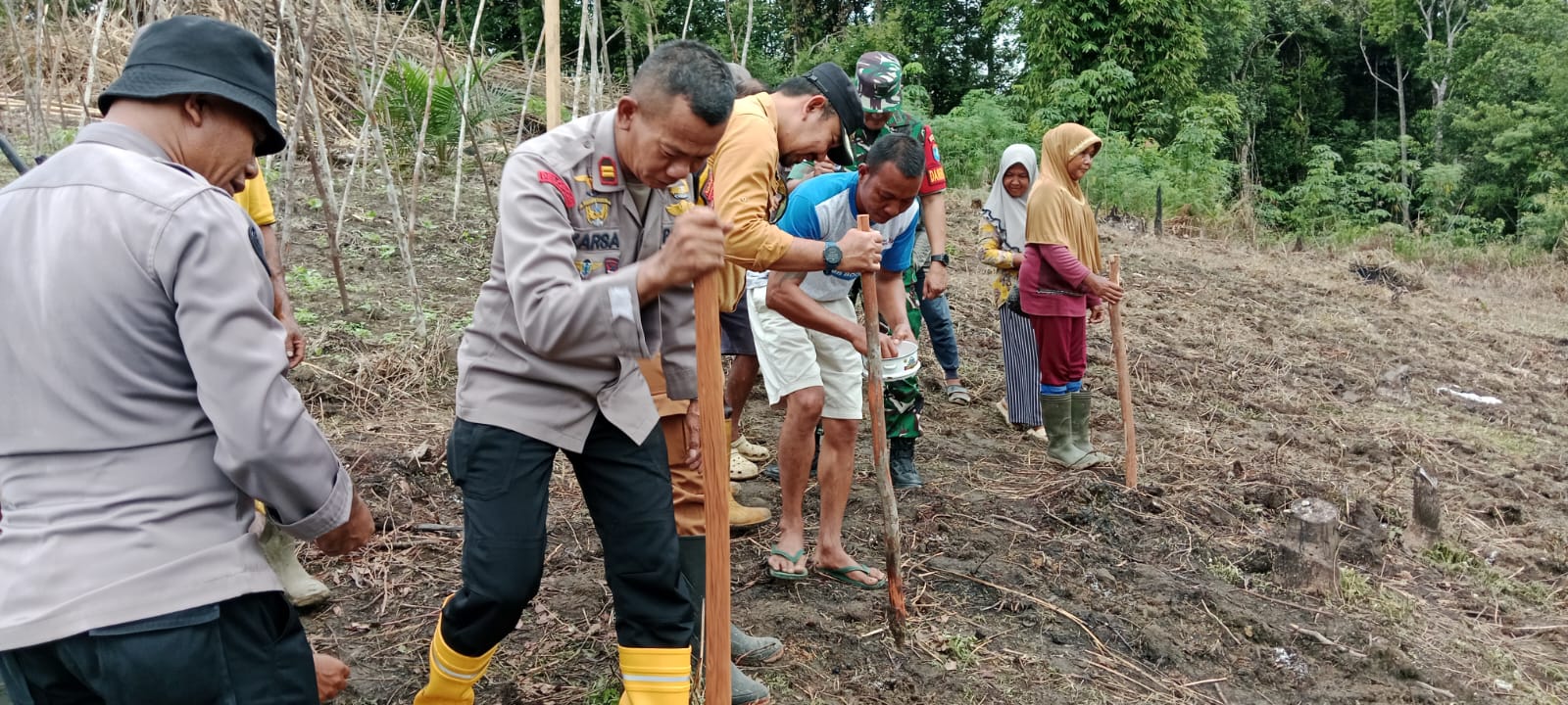 TANAM : Suasana penanaman jagung serentak 1 Hektar di Desa Anggah Jaya, Kecamatan Sintang.