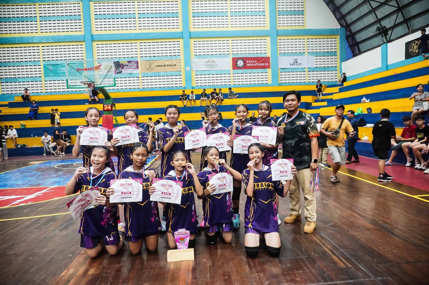 MENANG : TIM KU 13 Putri Dragon Sintang berhasil meraih juara 1dalam pertandingan WBL Season 2 di Kota Pontianak.