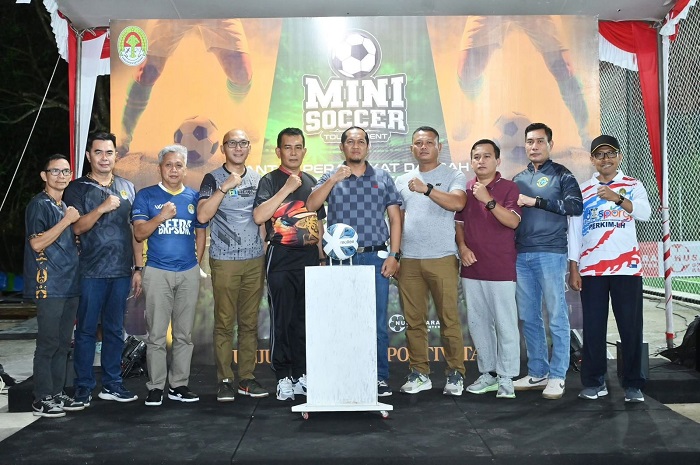 BUKA TURNAMEN: Penjabat Sekda Ketapang, Dedy Shopiardi, membuka turnamen Mini Soccer Antar-OPD, Senin (20/1) malam.