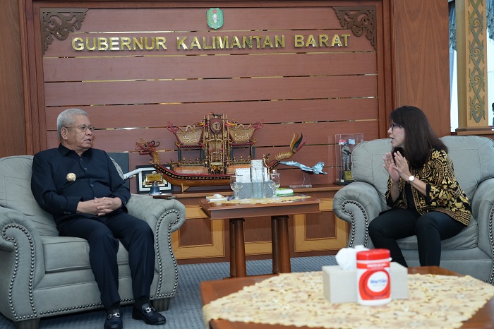 DISKUSI: Harisson sedang berdiskusi dengan Kepala Kantor Wilayah Badan Pertanahan Nasional&nbsp; Kalimantan Barat Andi Tenri Abeng.