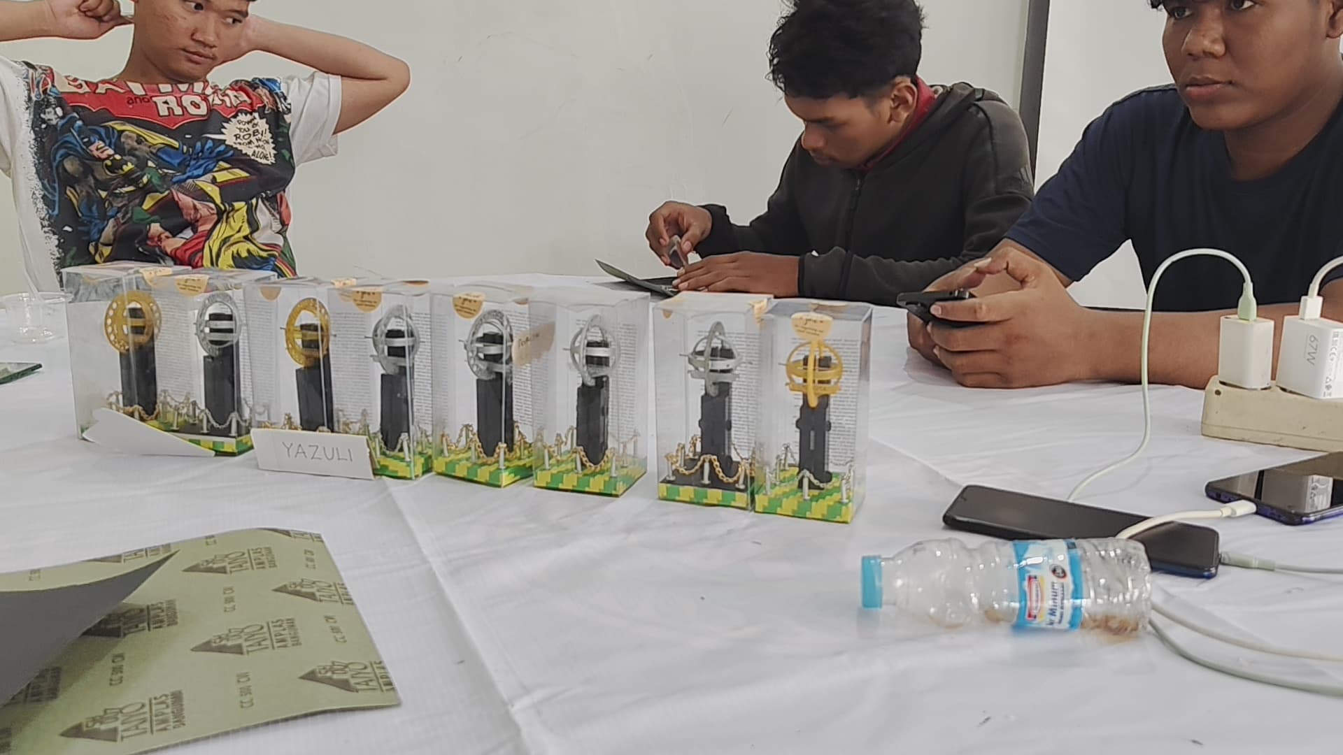 UMKM: Para pengrajin UMKM tengah membuat miniatur Tugu Khatulistiwa.
