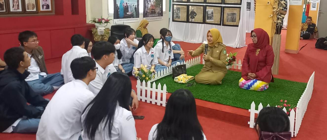 ARSIP: Asisten Pemerintahan dan Kesejahteraan Rakyat Linda Purnama menyampaikan proses terbentuknya Pemerintah Kalbar kepada para pelajar.