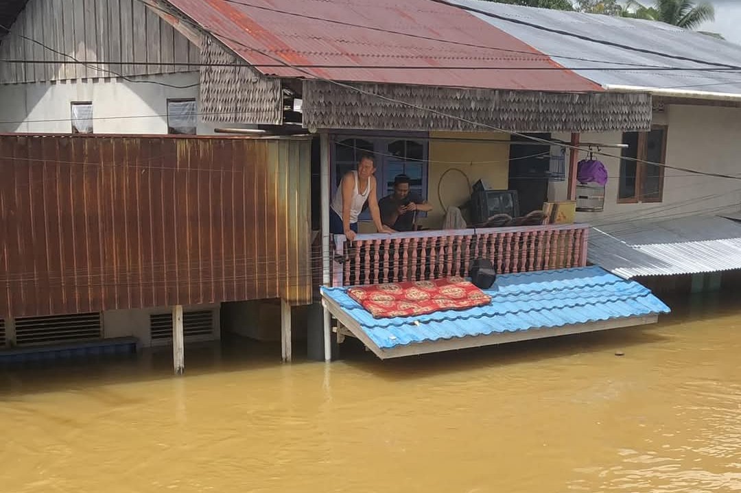 Warga mengungsi di lantai dua rumah saat banjir menerjang Desa Darit Kecamatan Menyuke Kabupaten Landak, Kamis (23/1/2025).