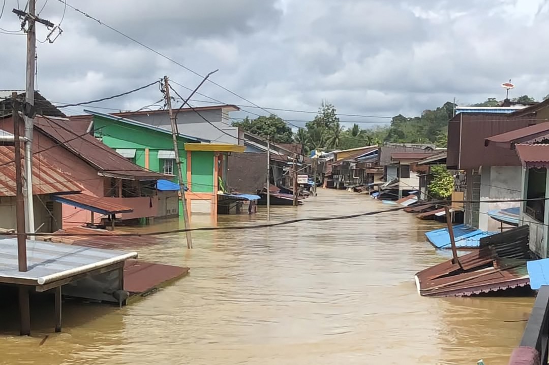 Banjir di Desa Darit Kecamatan Menyuke Kabupaten Landak hingga menyentuh atap rumah warga pada Kamis (23/01/2025).