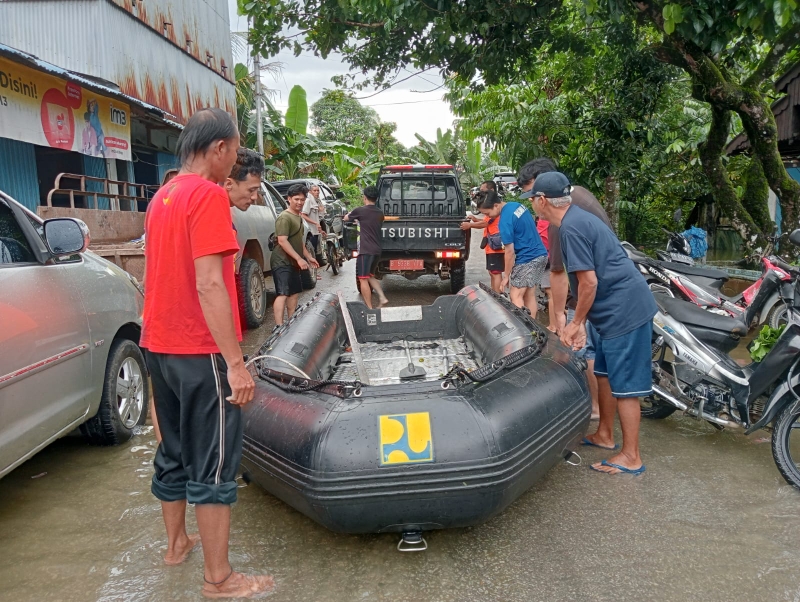 Proses evakuasi warga terdampak banjir di Desa Darit Kecamatan Menyuke Kabupaten Landak, Kamis (23/1/2025).