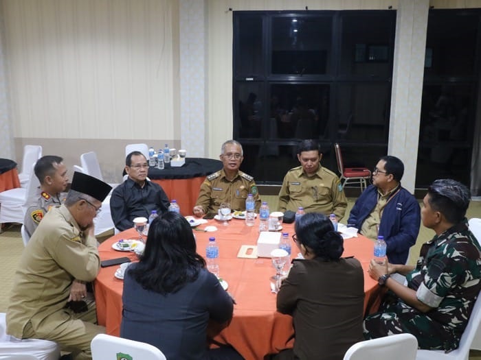 DISKUSI: Pj Wali Kota Singkawang, Sumastro bersama dengan Forkopimda berdiskusi soal maraknya taruwan remaja di Kota Sigkawang, belum lama ini.