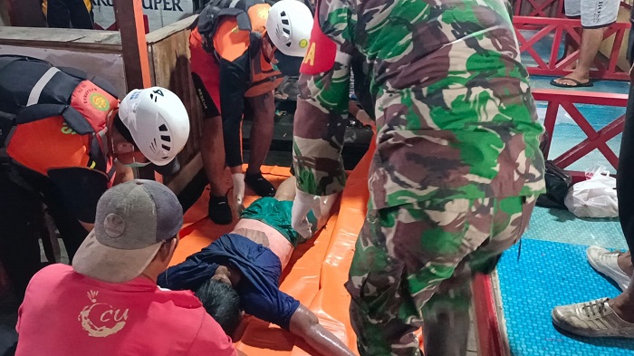 EVAKUASI: Petugas SAR saat melakukan evakuasi terhadap korban tenggelam Kecamatan Tangaran, Kabupaten Sambas, Rabu (22/11).