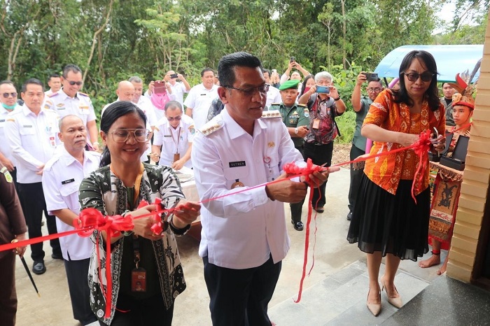 RESMIKAN: Pj Bupati Landak Gutmen Nainggilan saat meresmikan Rumah Singgah Perlindungan Anak dan Perempuan Kabupaten Landak di Dinas Sosial Kabupaten Landak, Rabu (22/1).