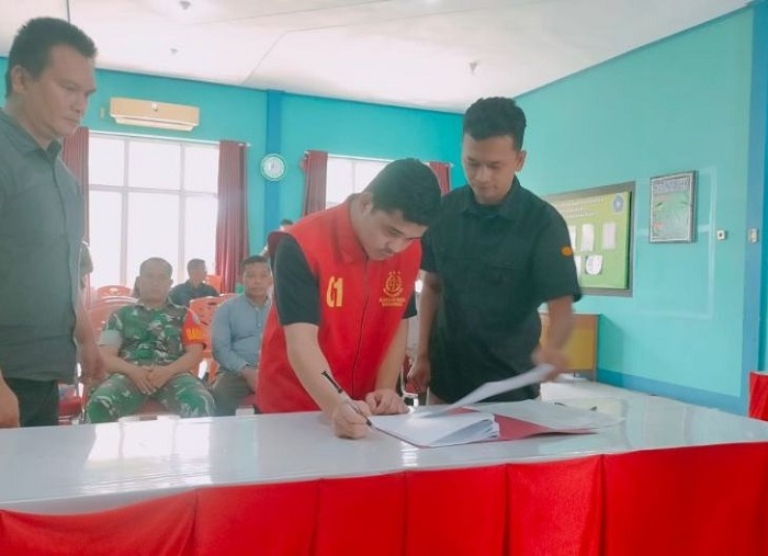 BERAKHIR DAMAI: Pelaku penggelapan motor menandatangani pernjanjian restorative justice di Kejari Singkawang, Rabu (22/1).