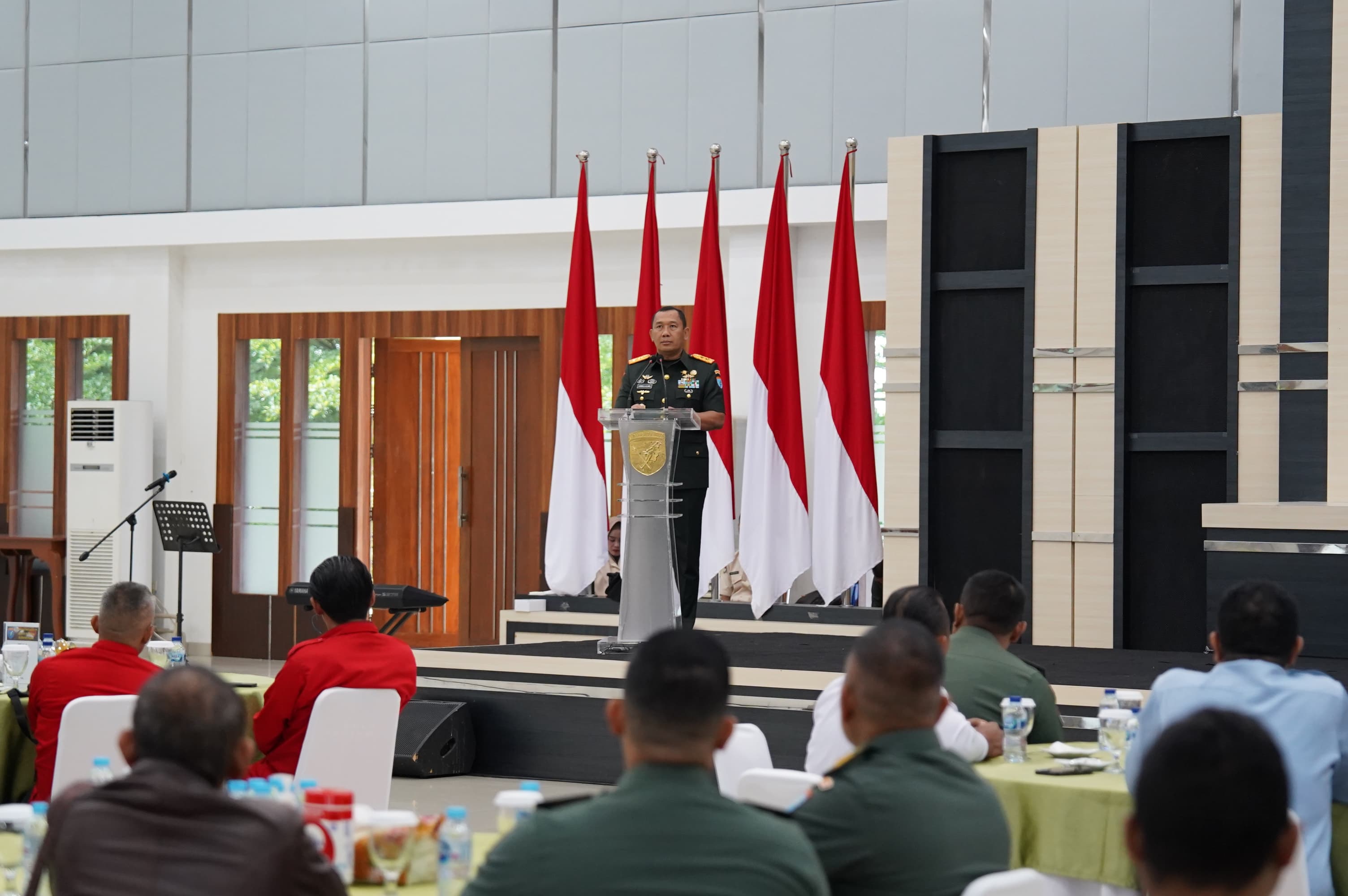 SAMBUTAN: Pangdam XII Tanjungpura, Mayjen TNI Jamallulael memberikan sambutan saat coffe morning bersama awak media di Kalbar, Rabu (22/1) di Aula Makodam.