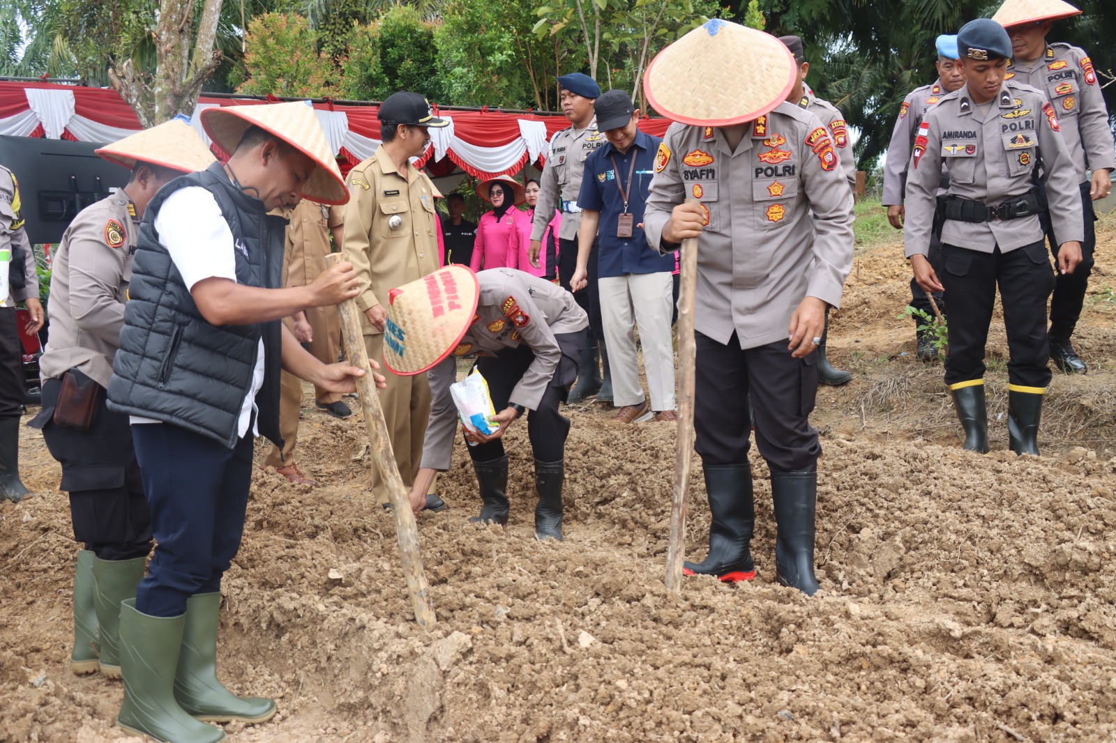 Kapolres Melawi AKBP Muhammad Syafii&nbsp; bersama jajarannya melakukan penanaman jagung serentak 1 juta hektar dalam upaya mendukung program ketahanan pangan di Desa Batu Nanta Kecamatan Belimbing.