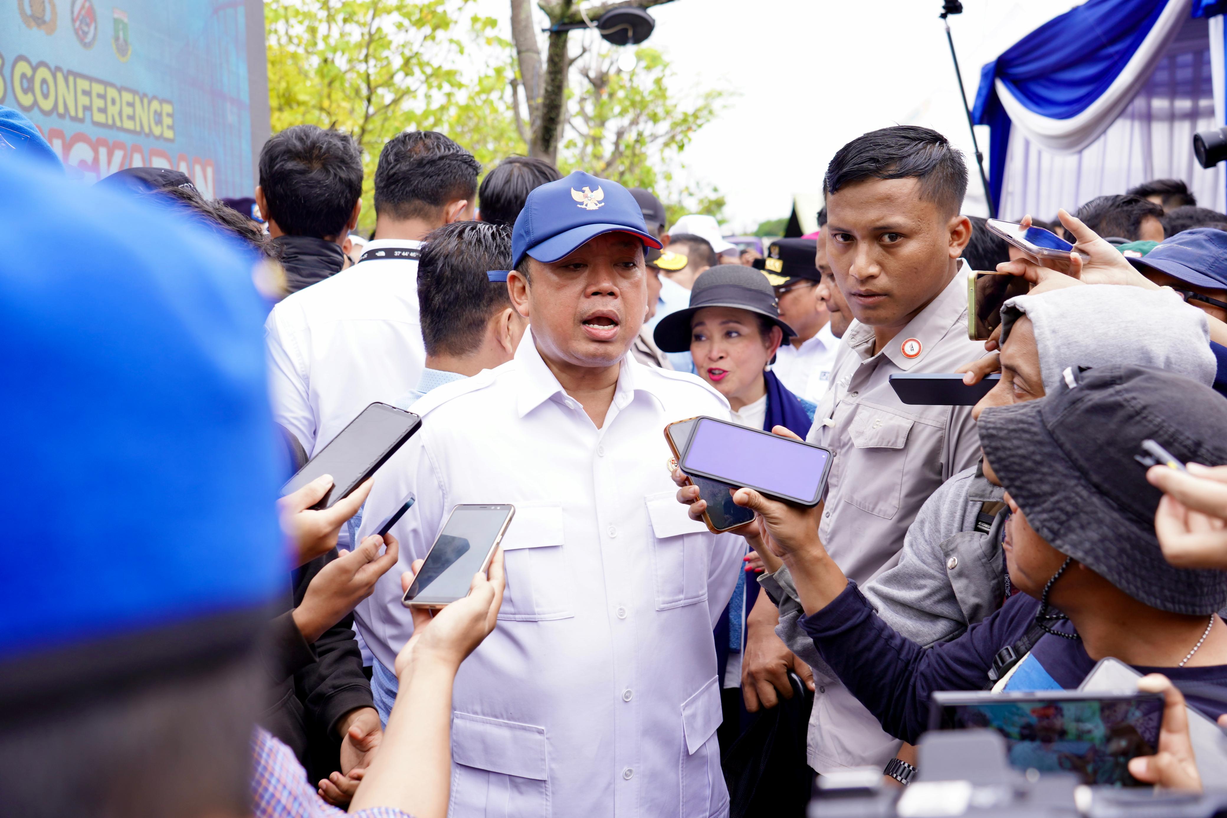 Menteri ATR/Kepala BPN, Nusron Wahid, seusai meninjau pencabutan pagar laut di Tanjung Pasir, Kabupaten Tangerang, Rabu (22/01/2025).