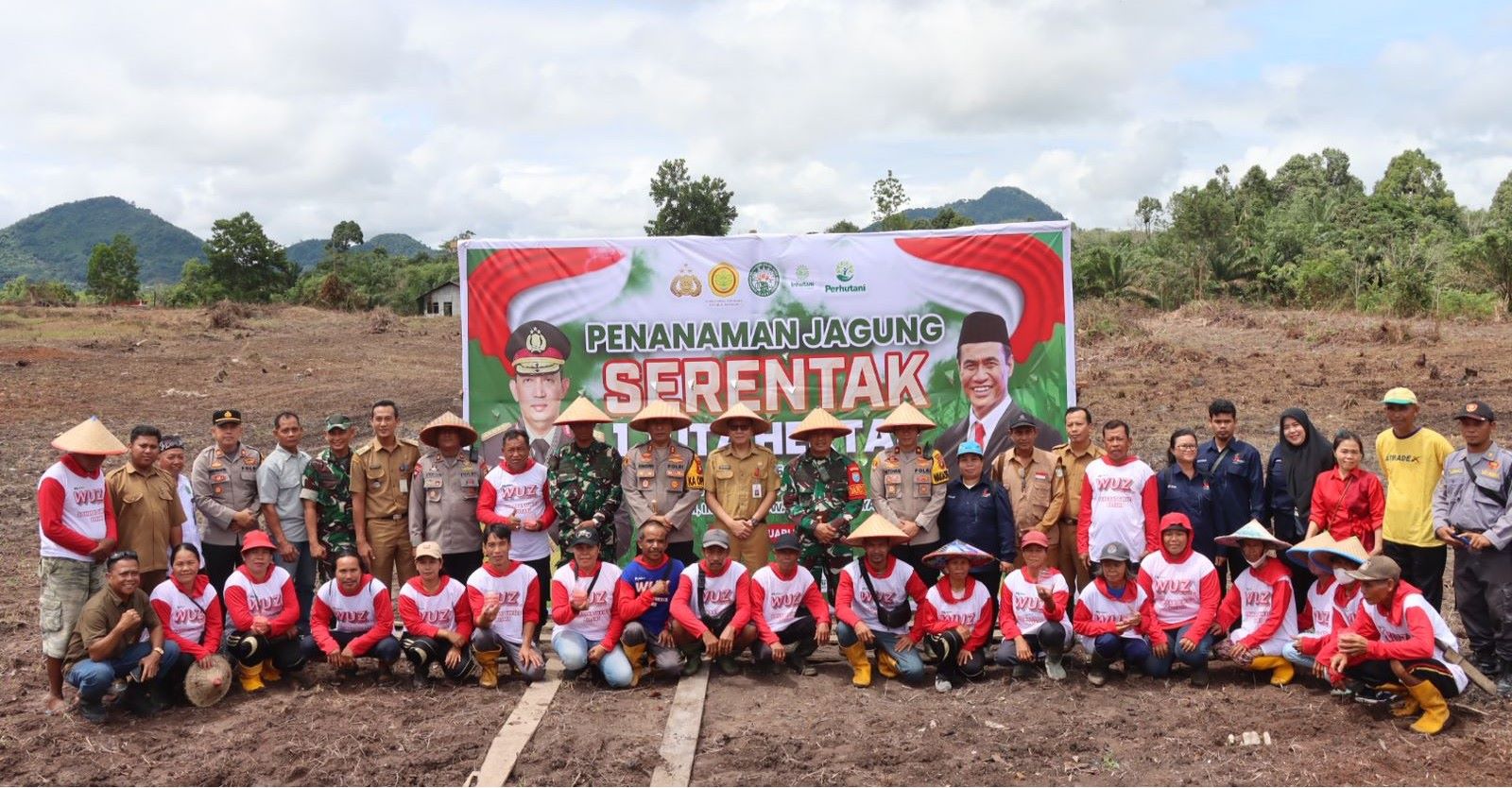 Penanaman : Para pejabat dan peserta usai penanaman jagung serentak.
