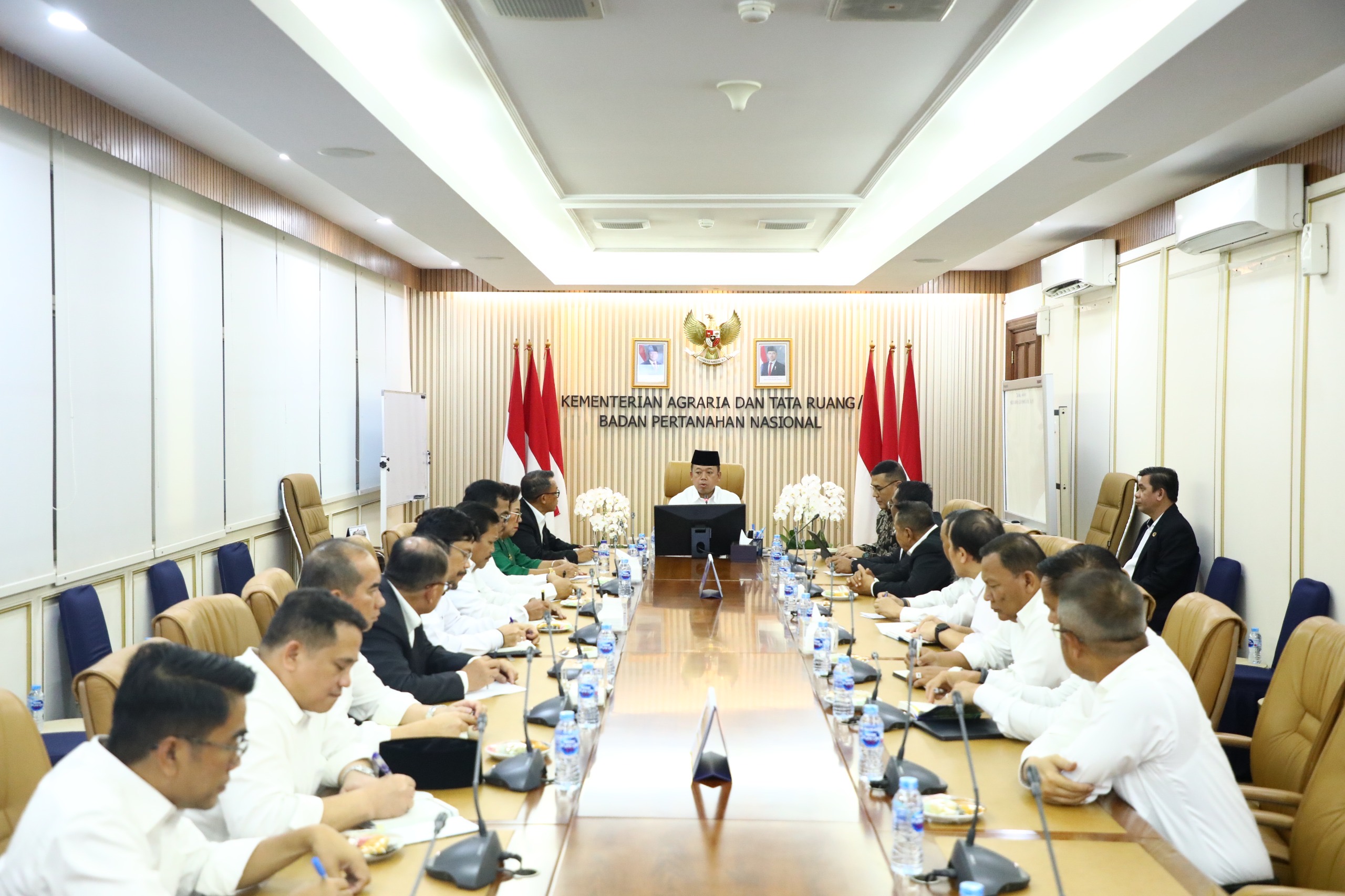 Pengarahan yang berlangsung di Ruang Rapat Menteri pada Senin (20/05/2025).