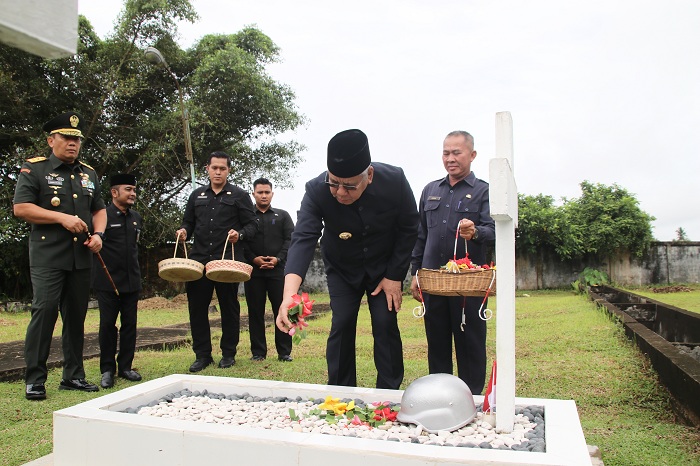 TABUR BUNGA: Harisson menaburkan bunga usai apel kehormatan untuk memperingati HUT ke-68 Pemerintah Provinsi Kalimantan Barat di Taman Makam Pahlawan Dharma Patria.