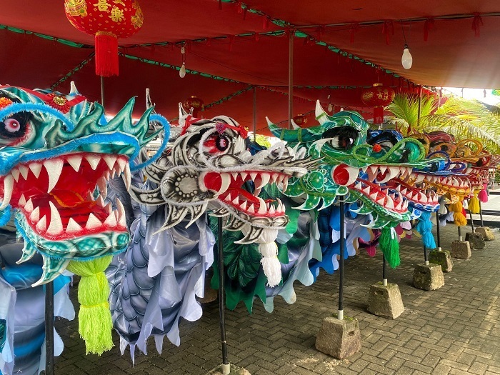 SIAP BERAKSI: Sembilan repilka naga dipasang berjejer di Kolam Renang Pucuk Merah Garden Kamis (23/1), dan siap beraksi memeriahkan momen Imlek dan Cap Go Meh.