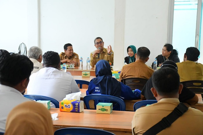 PENINJAUAN: Penjabat Bupati Kayong Utara, Alfian dan Pj Ketua TP PKK Kabupaten Kayong Utara Nursila Alfian meninjau pelayanan kesehatan di Puskesmas Dusun Besar, Kecamatan Pulau Maya, Selasa (21/1).