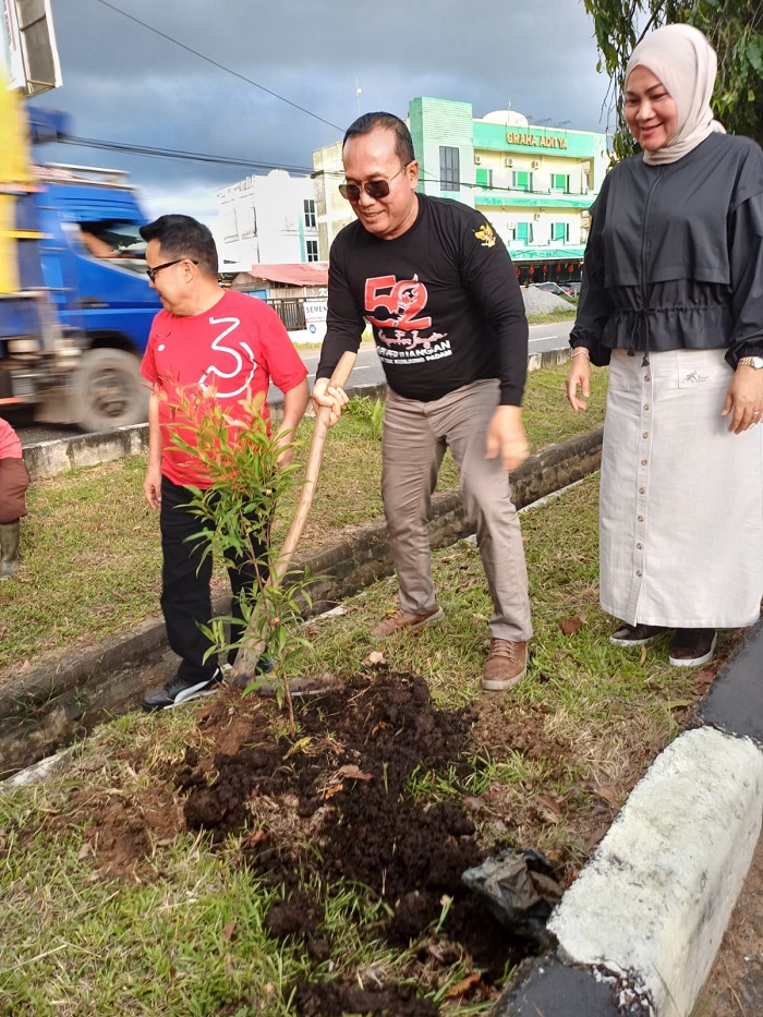 TANAM POHON: Bupati Kubu Raya terpilih, Sujiwo melakukan penanaman pohon di salah satu ruas Jalan Arteri Supadio, Kamis (23/1).
