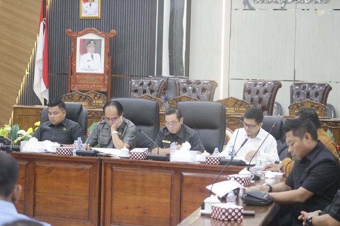 RAPAT: Komisi II menggelar RDPU dengan sejumlah pihak membahas persoalan koperasi perkebunan, Selasa (21/1) kemarin.