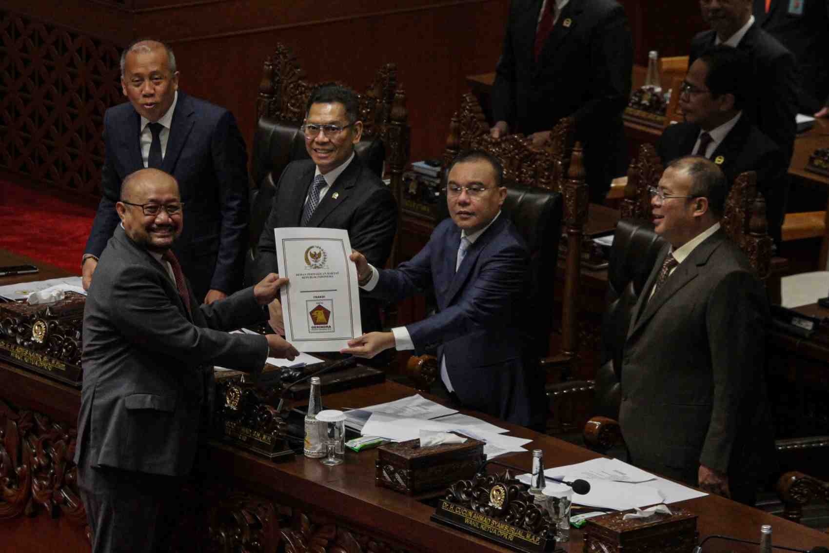 RAPAT PARIPURNA: Wakil Ketua DPR Sufmi Dasco Ahmad (kedua kanan) menerima berkas pandangan fraksi dari Anggota DPR Fraksi Gerindra Sumail Abdullah pada Rapat Paripurna Persetujuan RUU Minerba.