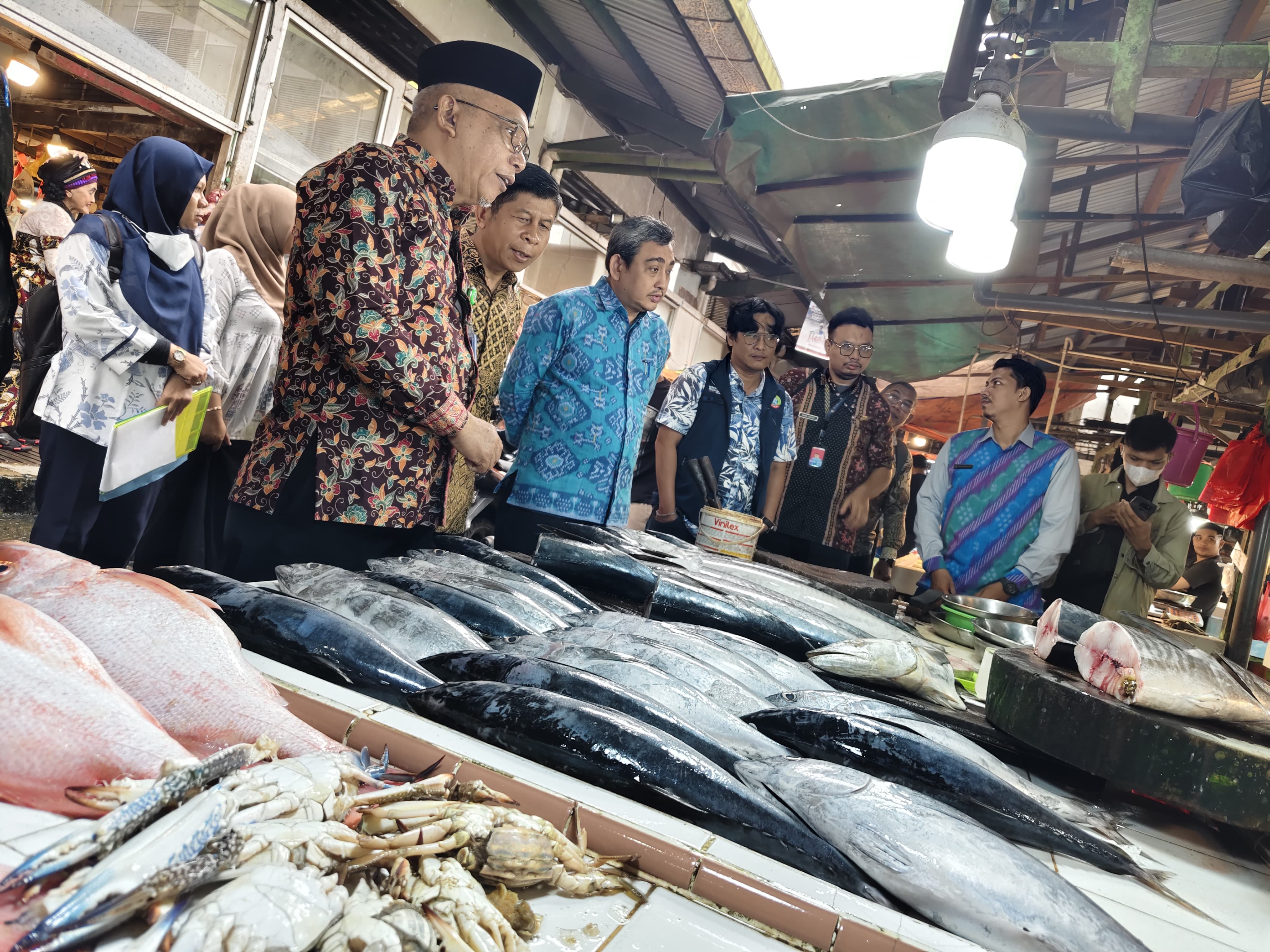 MONITORING: Sekda Pontianak Amirullah saat monitoring ketersediaan dan harga bahan pokok menjelang Imlek di Pasar Flamboyan.