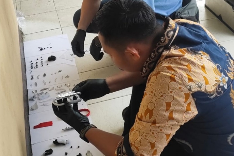 Polisi mengidentifikasi benda misterius mirip senter yang meledak di rumah warga di Kecamatan Pontianak Utara Kota Pontianak, Jumat (24/1).