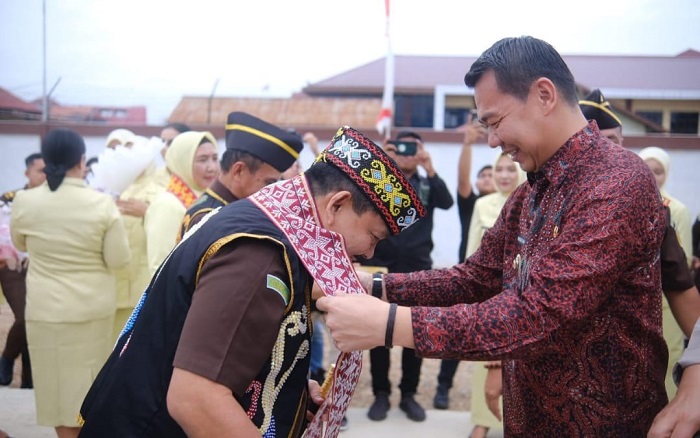 SAMBUT : Bupati Kapuas Hulu Fransiskus Diaan saat menyambut kedatangan Kajati Kalbar Edyward Kaban di kantor baru Kejari Kapuas Hulu.